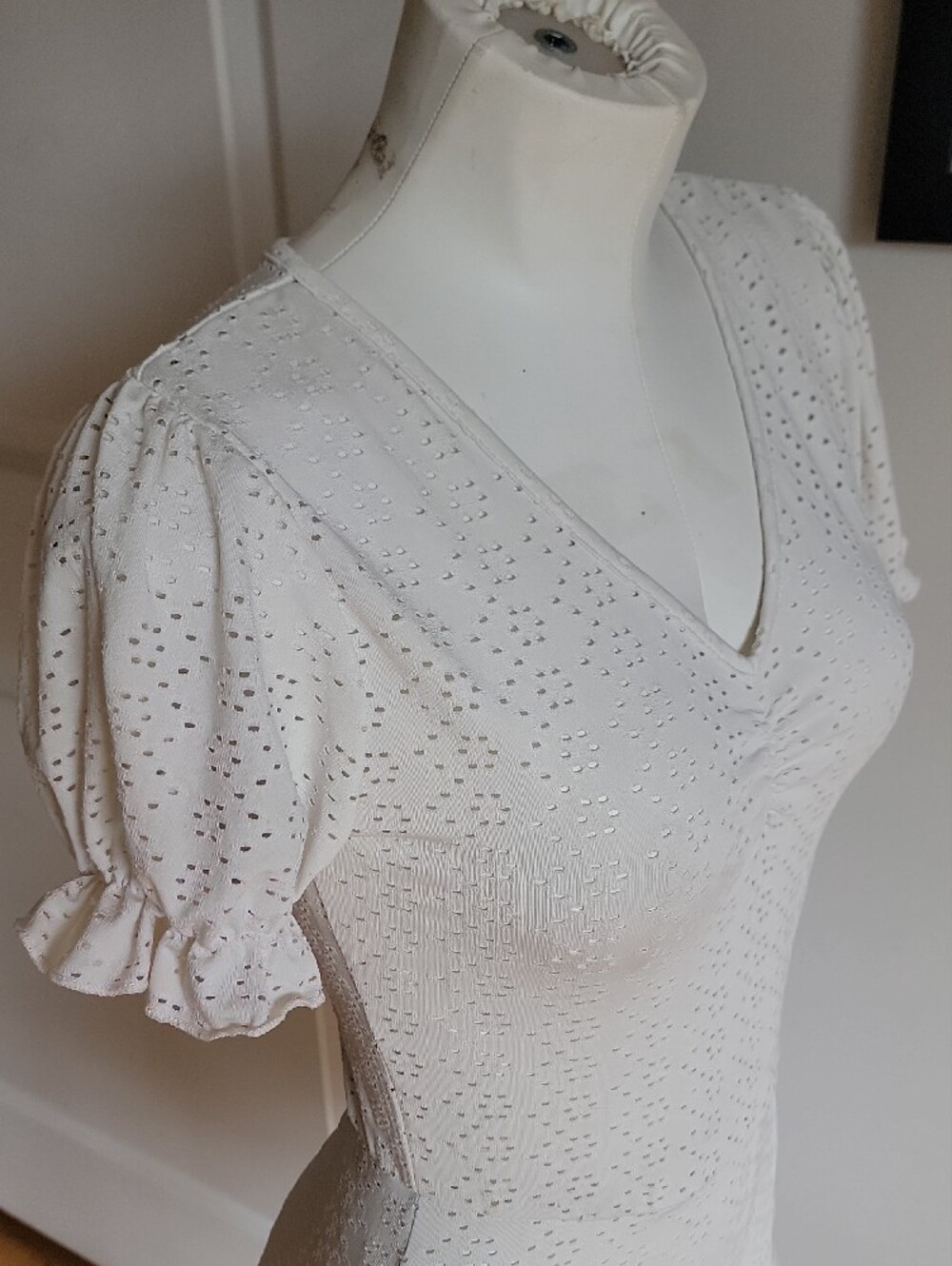 🍒 White Eyelet Knit Puff Sleeve V-Neck Bodysuit - Size Small - Picture 3 of 3